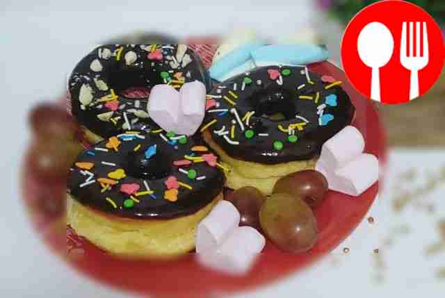 Разноцветные пончики в глазури с посыпкой