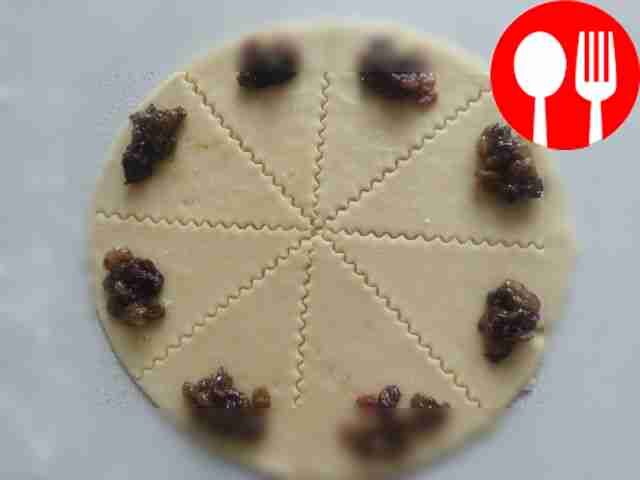 Prepare the filling: rinse the raisins, then...