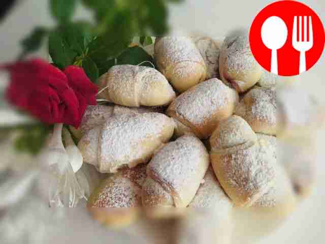 Sweet bagels with cherries