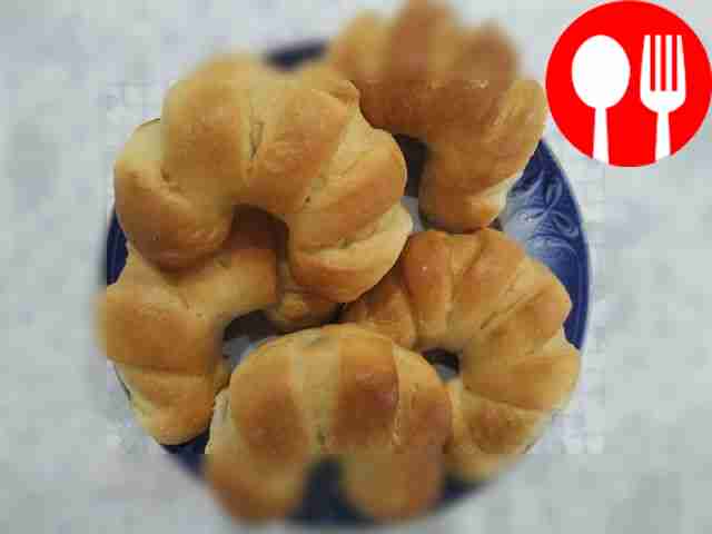 Лакомые рогалики с черносливом