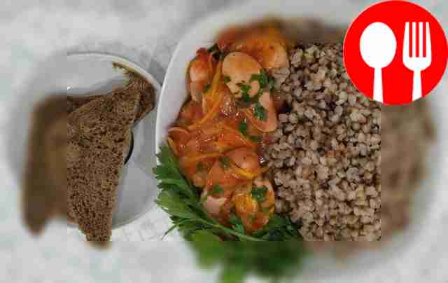 Seasoned buckwheat with sausages and gravy