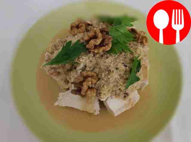 Nut satsivi with chicken fillet