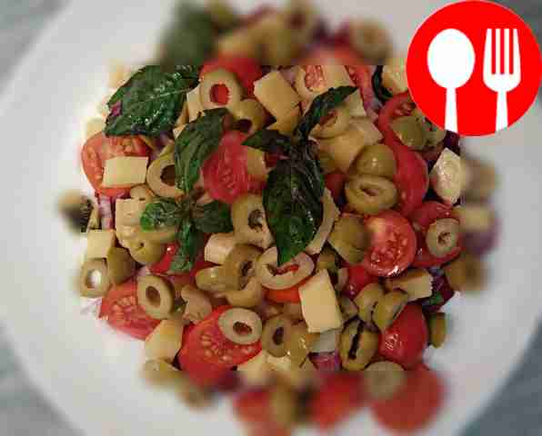 Сытный салат со свеклой и твердым сыром