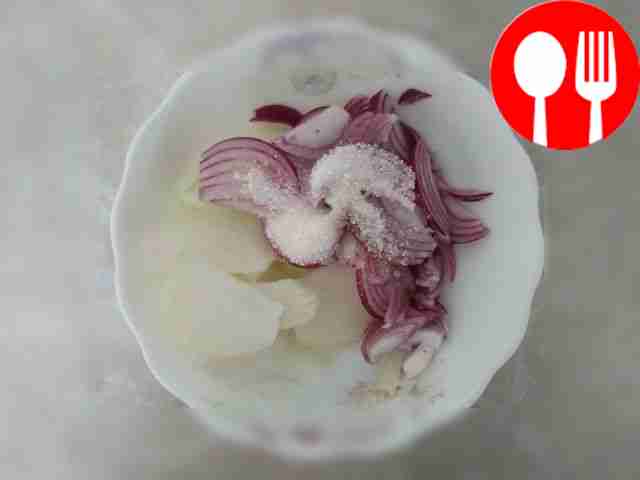 Peel the onion, wash it, cut it into strips or...