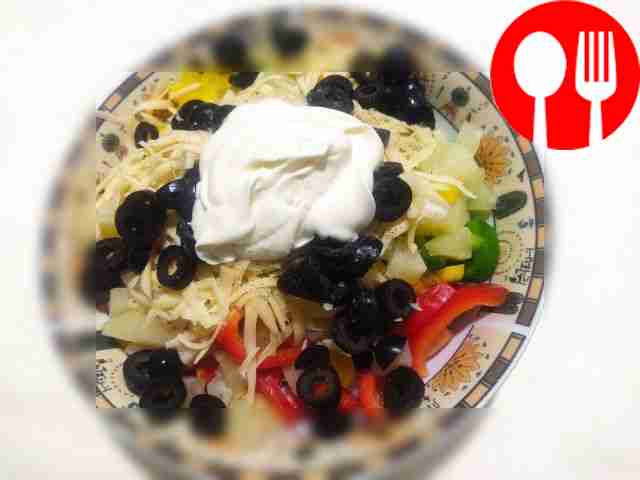 Натрите сыр на средней терке, маслины нарежьте...