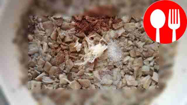 Нарежьте вешенки небольшими кубиками или...