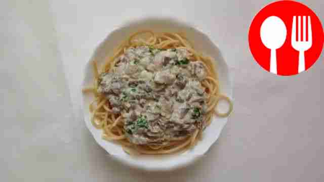 Разместите спагетти в центре тарелки. Сверху...