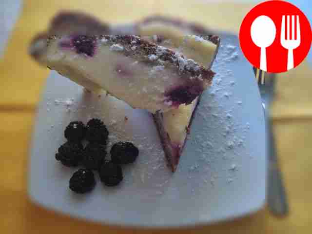 Творожный пирог с ягодами и сметанной заливкой