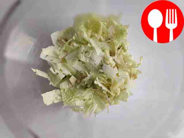 Нашинковать китайскую капусту и уложить её в...