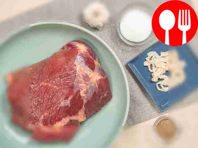 Separate the meat from the bone and wash well.