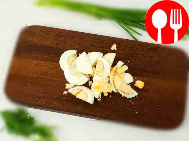 Slice the chicken egg.