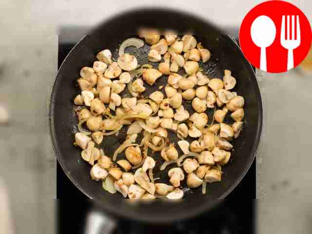 Растопите сливочное масло, обжарьте в нём лук...