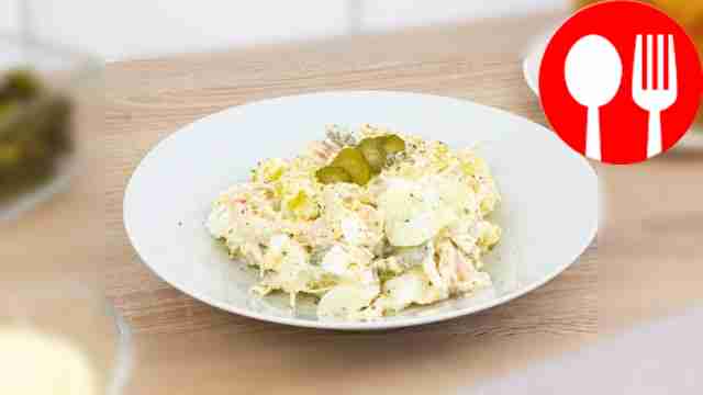 Салат с копченой курицей и маринованным луком