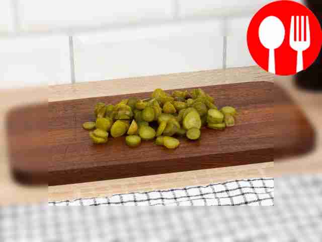 Cut the pickled cucumbers into slices.