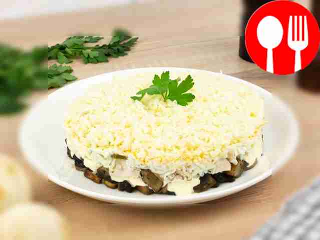 Remove the form, decorate the salad with herbs...