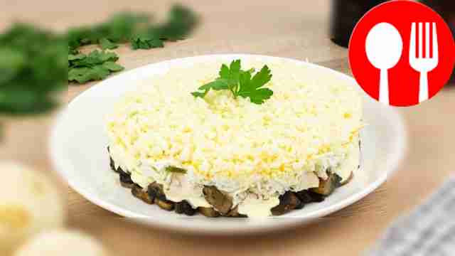 Салат с маринованным луком и грибами