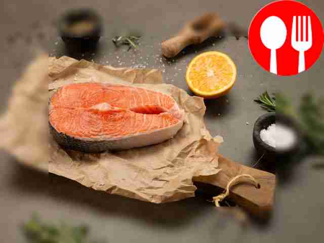 Снимите чешую со стейка. Чтобы не испачкать...