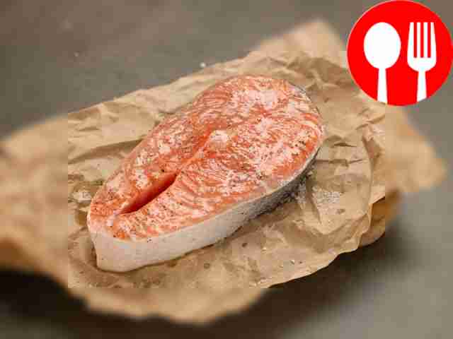 Посолите и поперчите стейк, щедро сбрызните...