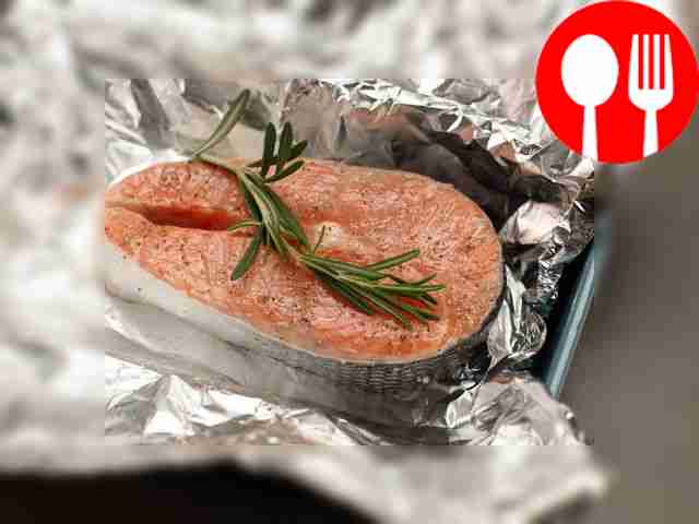 Положите подготовленный стейк на лист фольги,...