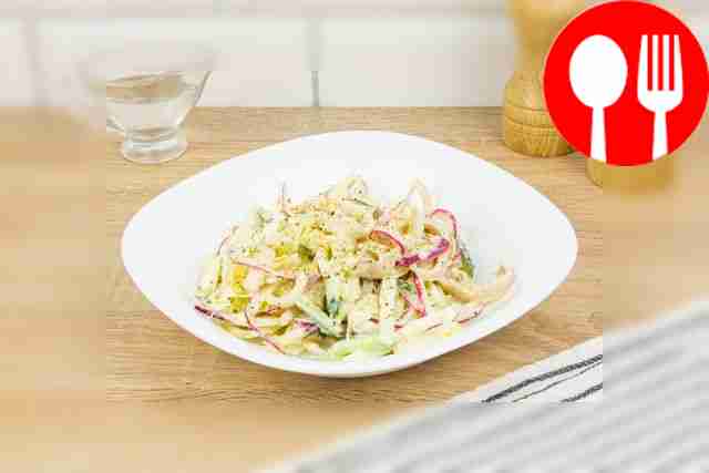 Кальмары с маринованным луком