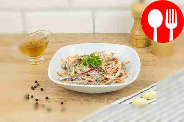 Heart salad with pickled onions