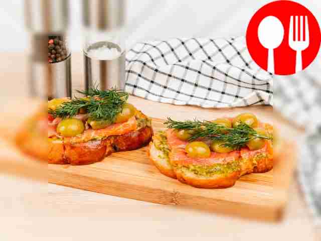 Bruschetta with salmon and pesto