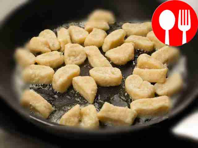 Dry the finished dumplings on a paper towel,...