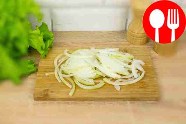 Cut the onion into thin half rings.