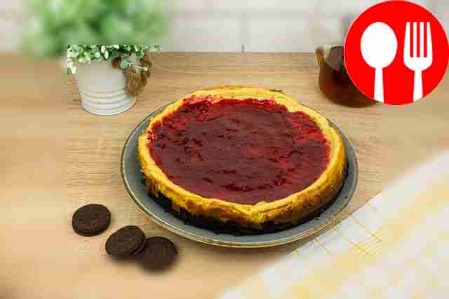 Чизкейк из шоколадного печенья с ягодным соусом