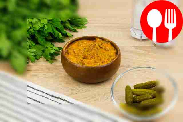 Onion sauce with pickles