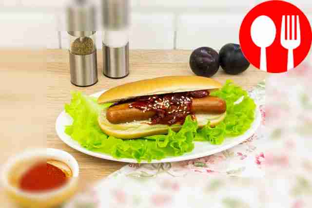 Хот-дог с кетчупом