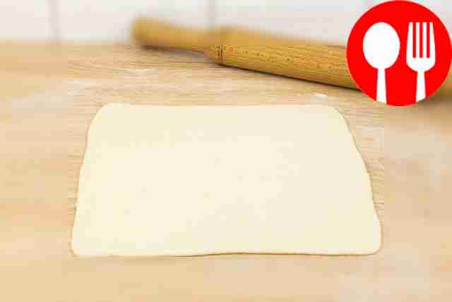 Посыпьте стол небольшим слоем муки. Переложите...