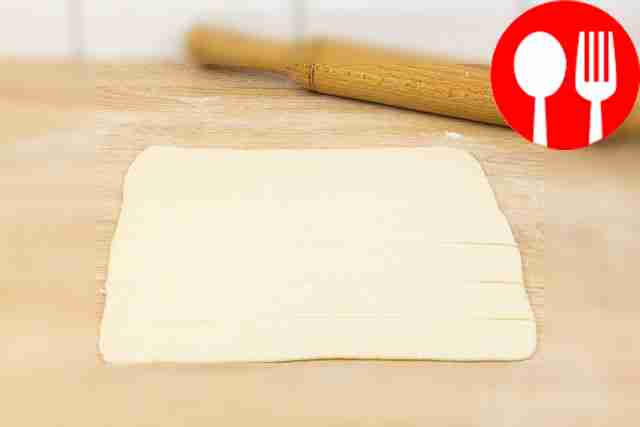 Разрежьте тесто на полоски шириной от 2 до 3 см.