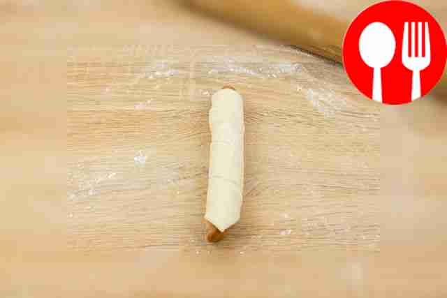 Оберните сосиски тестом, чтобы получились все хот-доги.