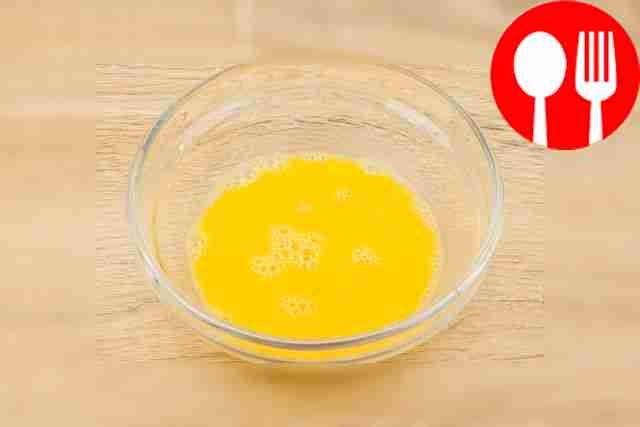 Разбейте куриное яйцо в миску и тщательно взболтайте.