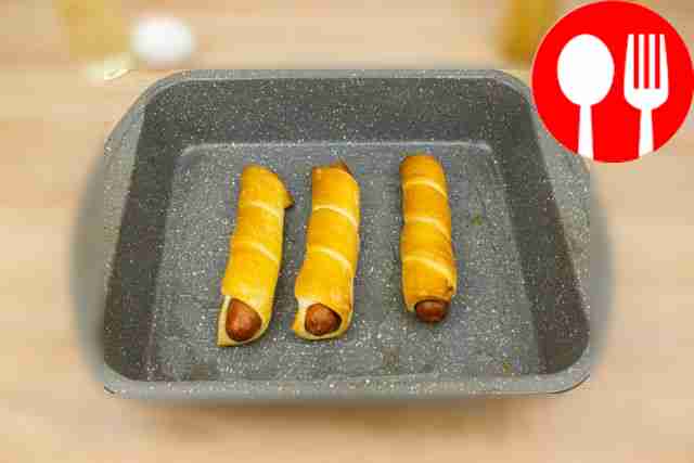 Поместите хот‑доги в духовку и запекайте их...