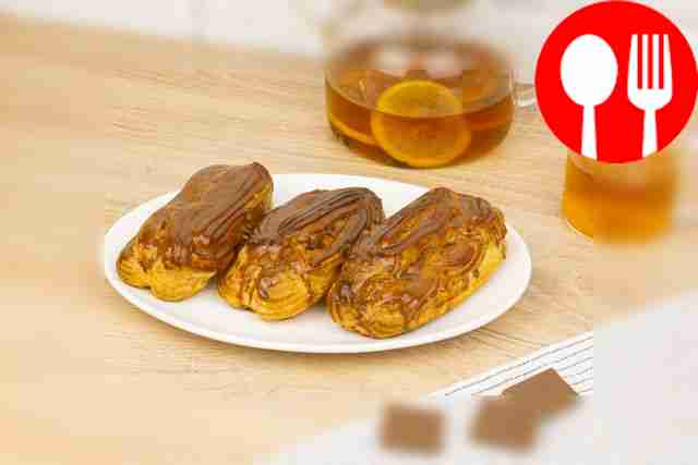 Эклеры с шоколадной глазурью