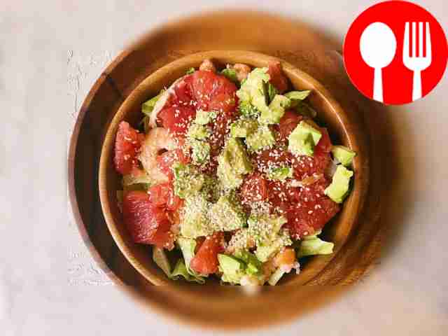 Light salad with grapefruit and shrimp