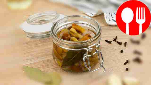 Простые маринованные грибы с луком