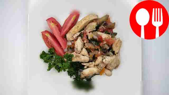 Румяный цыпленок с овощами