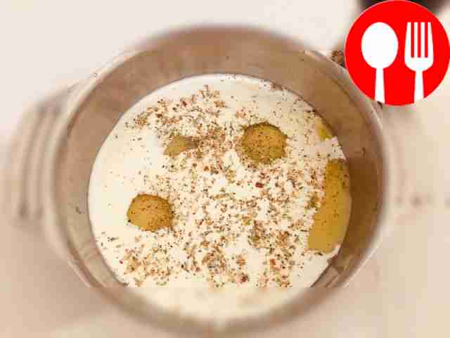 Prepare the sauce. To do this, mix cream, sour...