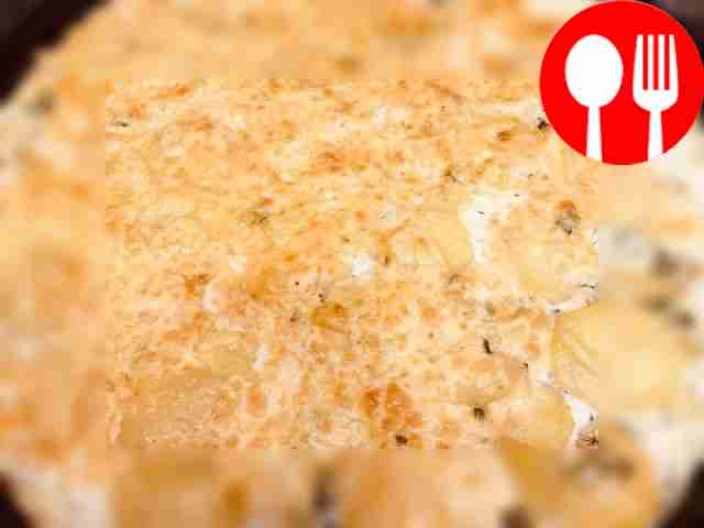 Serve the gratin in slices. Decorate the plate...