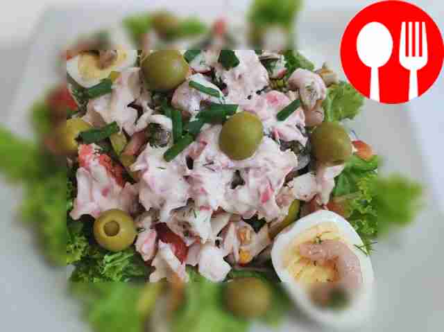 Пикантный овощной салат с морепродуктами