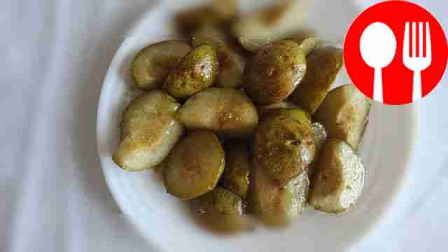 Пряная груша в карамели с корицей