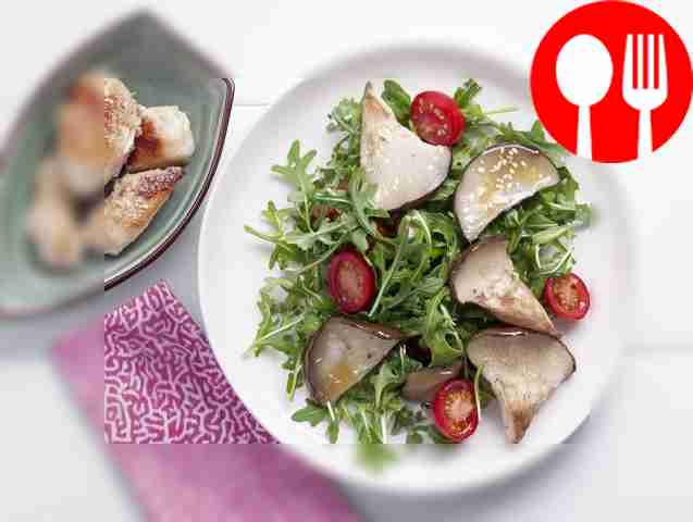 Легкий салат с руколой и вешенками