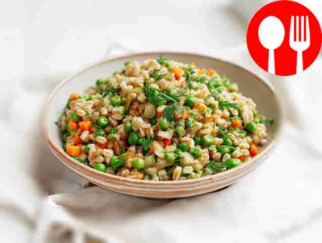 Летний гарнир из перловки с зеленым горошком