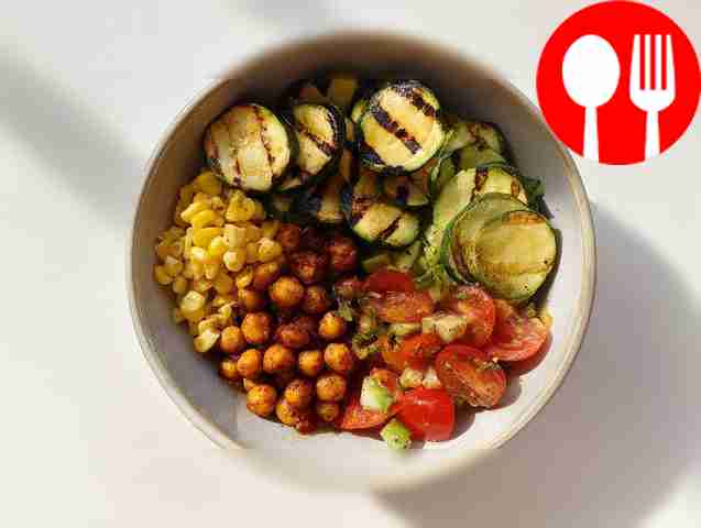 Сытный боул с нутом и кукурузой