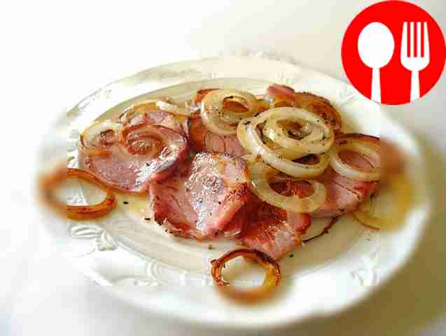 Quickly fried ham with onions