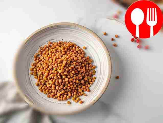 Хрустящий жареный горох на сковороде Crispy fried peas in a frying pan